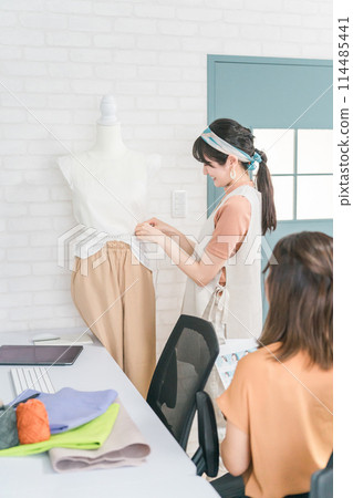 作為時裝設計師、服裝公司、打版師和造型師工作的女性（產品樣本） 114485441