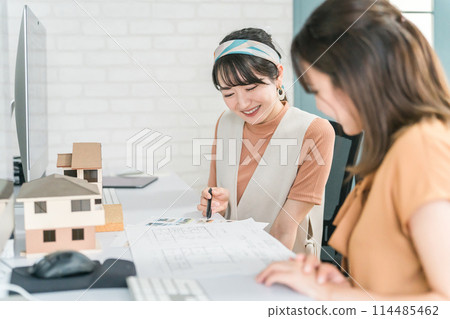 作為室內設計師、建築師、工程師、室內協調員的女性 114485462