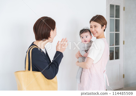 一位母親把孩子留在幼稚園 114485509