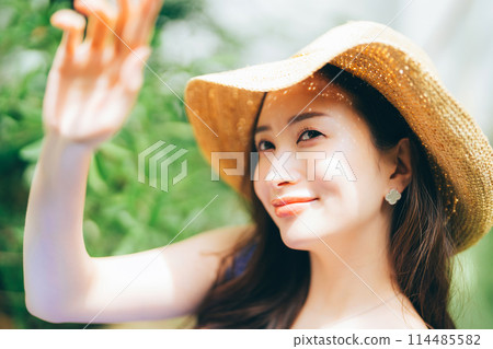 戴草帽的年輕女子的紫外線圖像 114485582