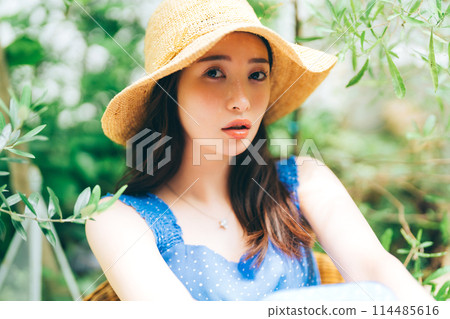 穿著度假服裝的年輕女子 114485616