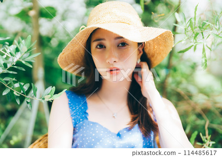 穿著度假服裝的年輕女子 114485617