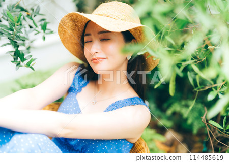 Young woman in resort outfit 114485619