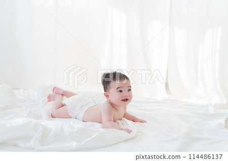 A naked baby 114486137