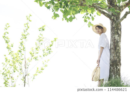 可愛的女人在大自然中放鬆 114486621