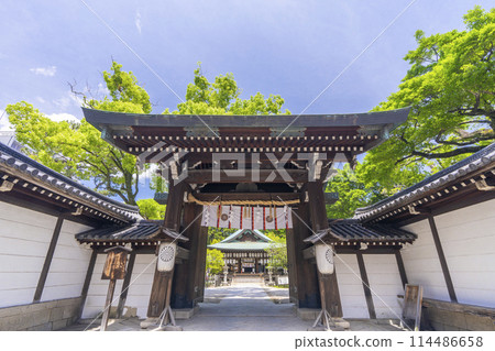 Kyoto's fresh greenery: Shiramine Shrine, Shinmon Gate 114486658