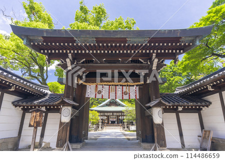 Kyoto's fresh greenery: Shiramine Shrine, Shinmon Gate Kyoto's fresh greenery: Shiramine Shrine, Shinmon Gate 114486659