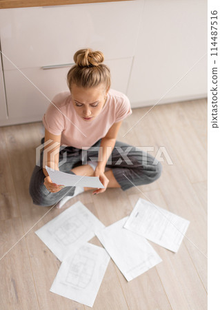 journalist analyzing an article 114487516
