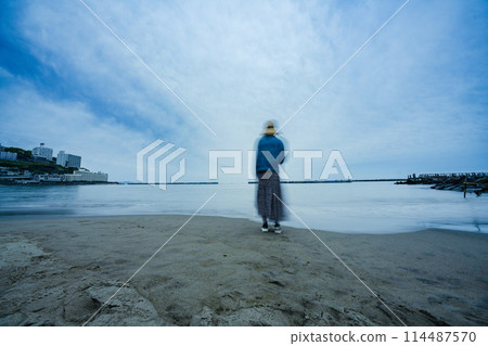 俯瞰熱海海灘的女人 114487570