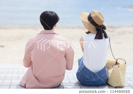 一對夫婦沿著海灘散步 一對夫婦沿著海灘散步 114488088