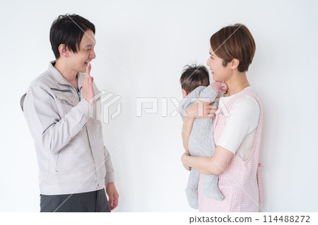 爸爸把孩子留在幼稚園 爸爸把孩子留在幼稚園 114488272