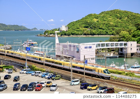 The Ise-Shima Liner runs with the Toba Sea in the background The Ise-Shima Liner runs with the Toba Sea in the background 114488275