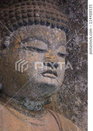 國臼杵石佛第二組鸕鶿石佛第一龕「阿彌陀佛中間阿彌陀如來像」 114488535