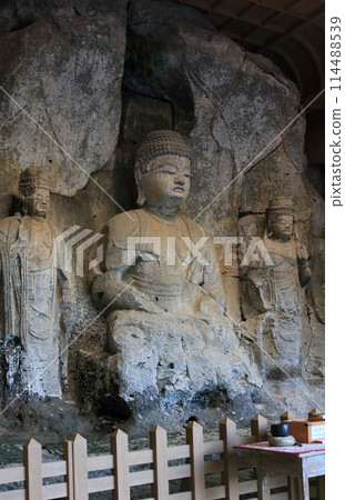 National Treasure Usuki Stone Buddhas, Hoki Stone Buddhas Group 2, First Niche "Amida Triad" 114488539