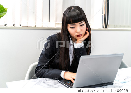 女僱員使用一台筆記本電腦 114489039