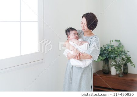 一位母親抱著0歲的嬰兒 114490920