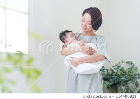 一位母親抱著0歲的嬰兒 114490921