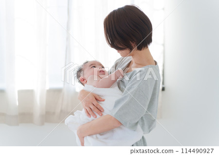 Mom holding a 0-year-old baby Mom holding a 0-year-old baby 114490927