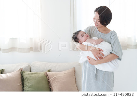 Mom holding a 0-year-old baby Mom holding a 0-year-old baby 114490928