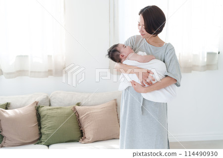 一位母親抱著0歲的嬰兒 一位母親抱著0歲的嬰兒 114490930