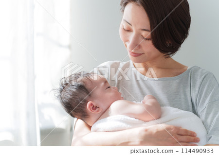 Mom holding a 0-year-old baby Mom holding a 0-year-old baby 114490933