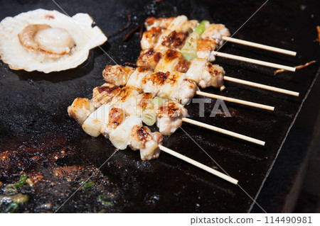 燒烤鐵板上烤雞肉串和扇貝 燒烤鐵板上烤雞肉串和扇貝 114490981