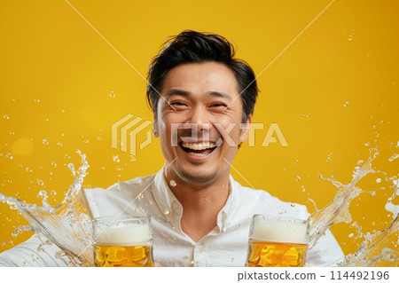 Smiling Japanese male office worker holding beer (drinking party, toast, welcome party, farewell party, summer heat relief) 114492196