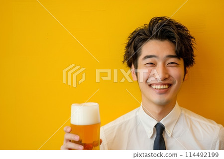 Smiling Japanese male office worker holding beer (drinking party, toast, welcome party, farewell party, summer heat relief) 114492199