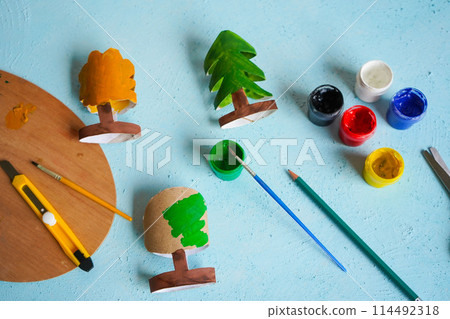 Kids craft trees out of recycling toilet paper roll, zero waste concept. Step by step tutorial - 4. Kids craft trees out of recycling toilet paper roll, zero waste concept. Step by step tutorial - 4. 114492318