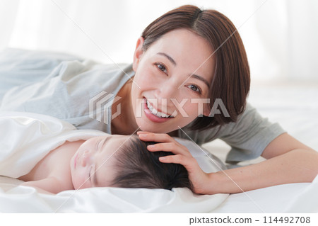 Baby and mom taking a nap 114492708