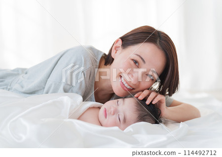 寶寶和媽媽正在午睡 114492712