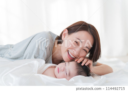 寶寶和媽媽正在午睡 114492715