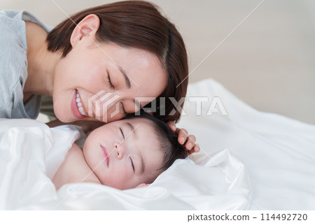 寶寶和媽媽正在午睡 114492720