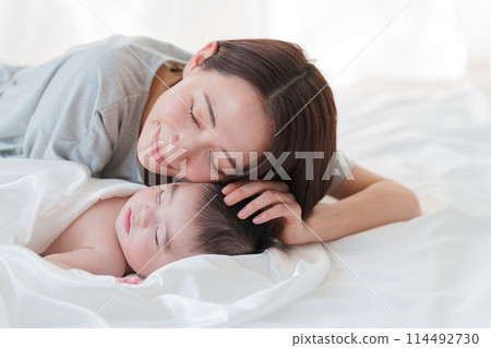 寶寶和媽媽正在午睡 寶寶和媽媽正在午睡 114492730