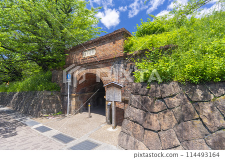 Kyoto: Nejirimanpo surrounded by fresh greenery 114493164