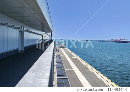 Tokyo International Cruise Terminal - View of the berth (quay) from the shuttle deck Tokyo International Cruise Terminal - View of the berth (quay) from the shuttle deck 114493644