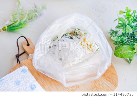 Add the binding powder to the food in a plastic bag. 114493753