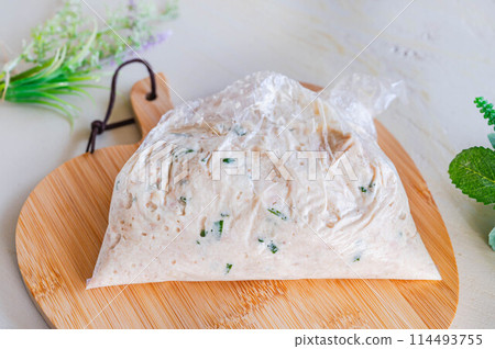 Put the ingredients in a plastic bag and knead them together 114493755