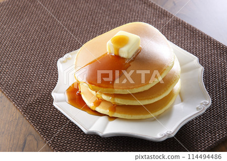 Three-tiered hotcakes with maple syrup Three-tiered hotcakes with maple syrup 114494486