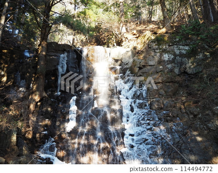 "Haha no Shirataki" (Mother's Falls) is partly frozen 114494772