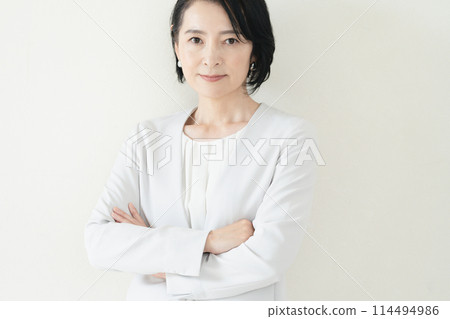 Middle women in suit shape Middle women in suit shape 114494986