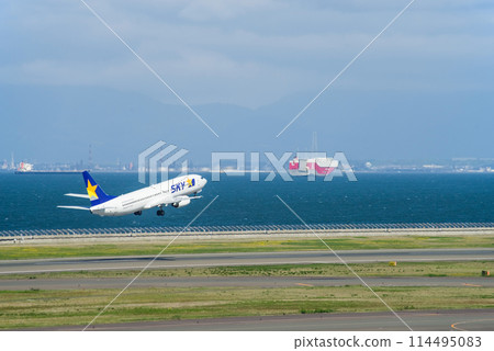 Passenger plane taking off (Chubu Centrair International Airport) 114495083
