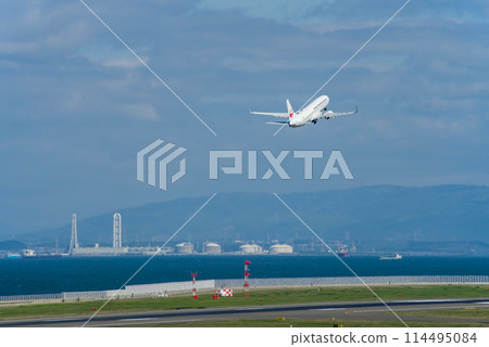 Passenger plane taking off (Chubu Centrair International Airport) 114495084