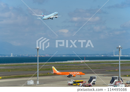 Passenger plane taking off (Chubu Centrair International Airport) 114495086