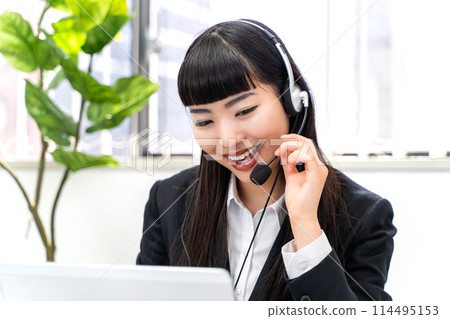 A woman talking to a telephone 114495153
