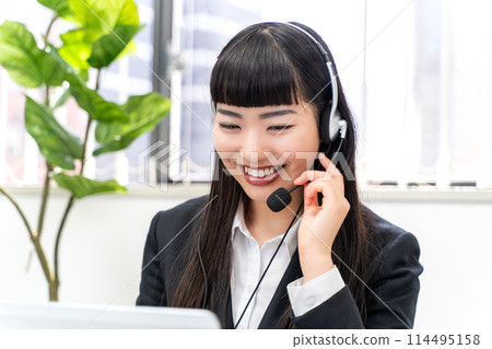 A woman talking to a telephone 114495158