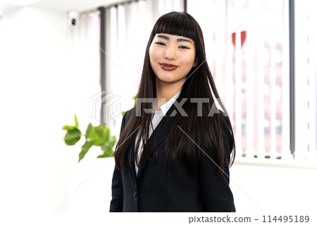 Working female employees 114495189