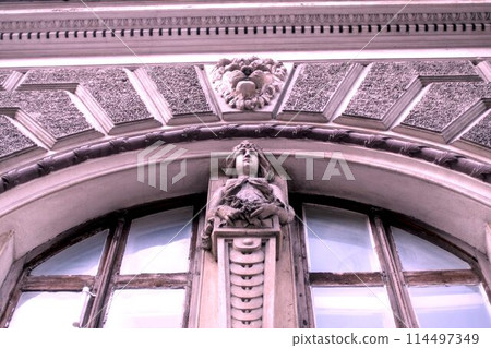 sculpture in the old town 114497349