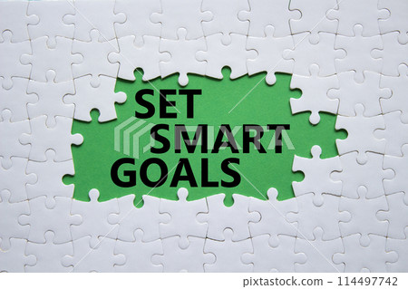 Set smart goals symbol. Concept words Set smart goals on white puzzle. Beautiful green background. Business and Set smart goals concept. Copy space. 114497742