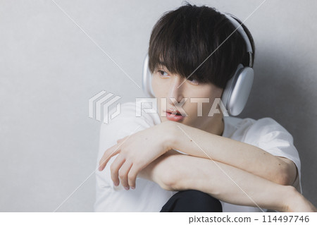 穿白T恤的男人 穿白T恤的男人 114497746